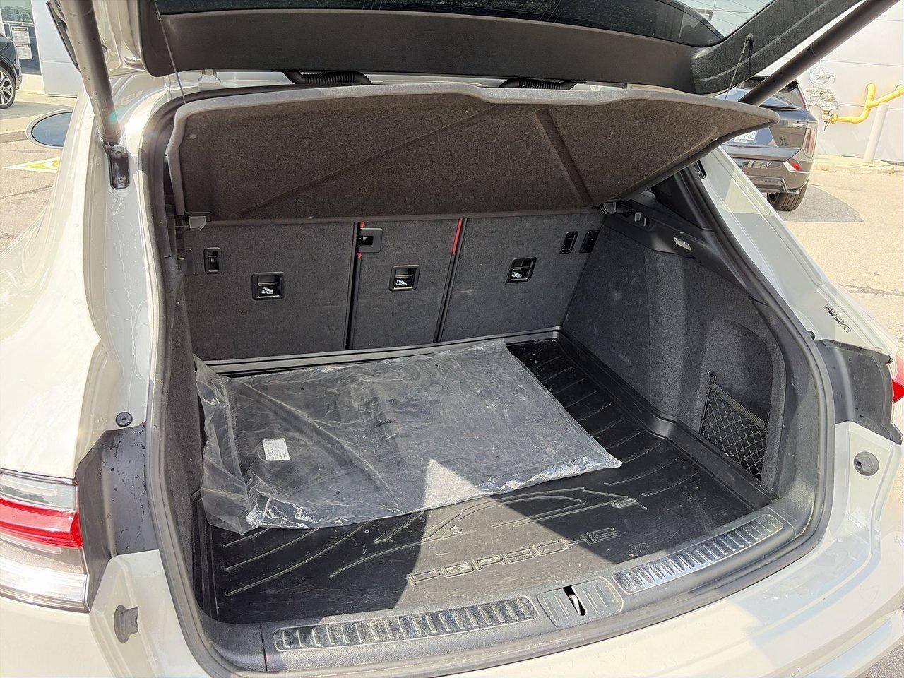 2024 Porsche Macan AWD Low KM   Red Interior   Heated Seats   Wireles Photo