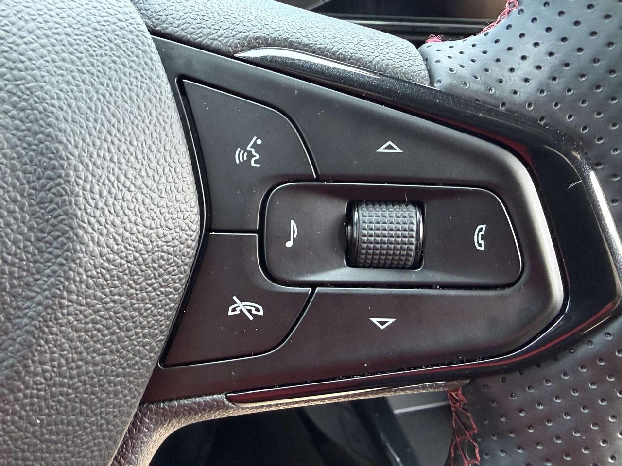 2025 Chevrolet Trax 2RS/LEATHER/HEATED SEATS/BACK UP CAM/ BELLEVILLE Photo