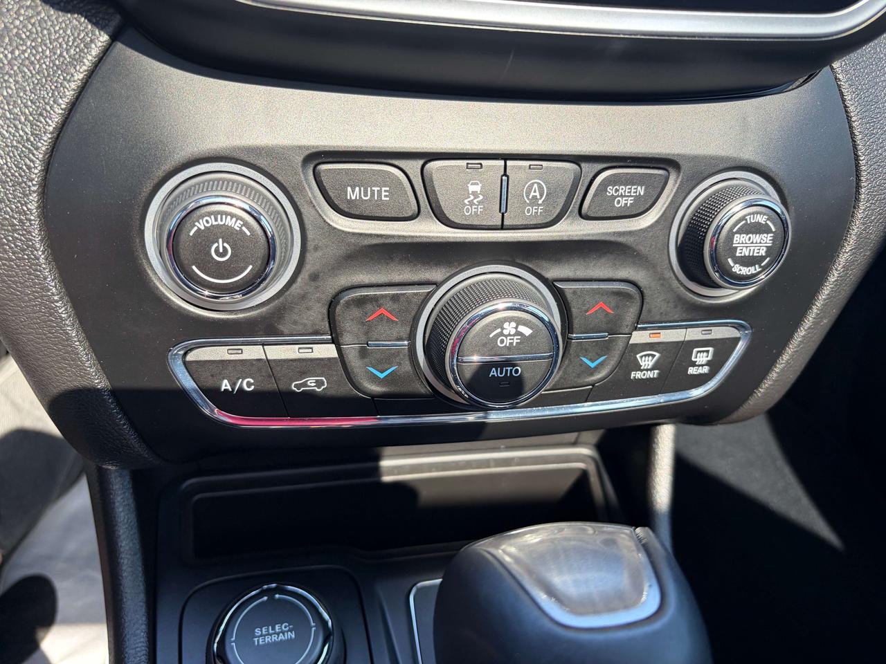 2019 Jeep Cherokee Limited AWD LEATHER/ROOF CALL NAPANEE 613-354-2100 Photo