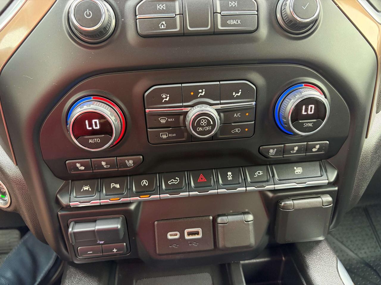 2021 Chevrolet 1500 High Country 5.3L  4x4  CALL NAPANEE  613-354-2100 Photo