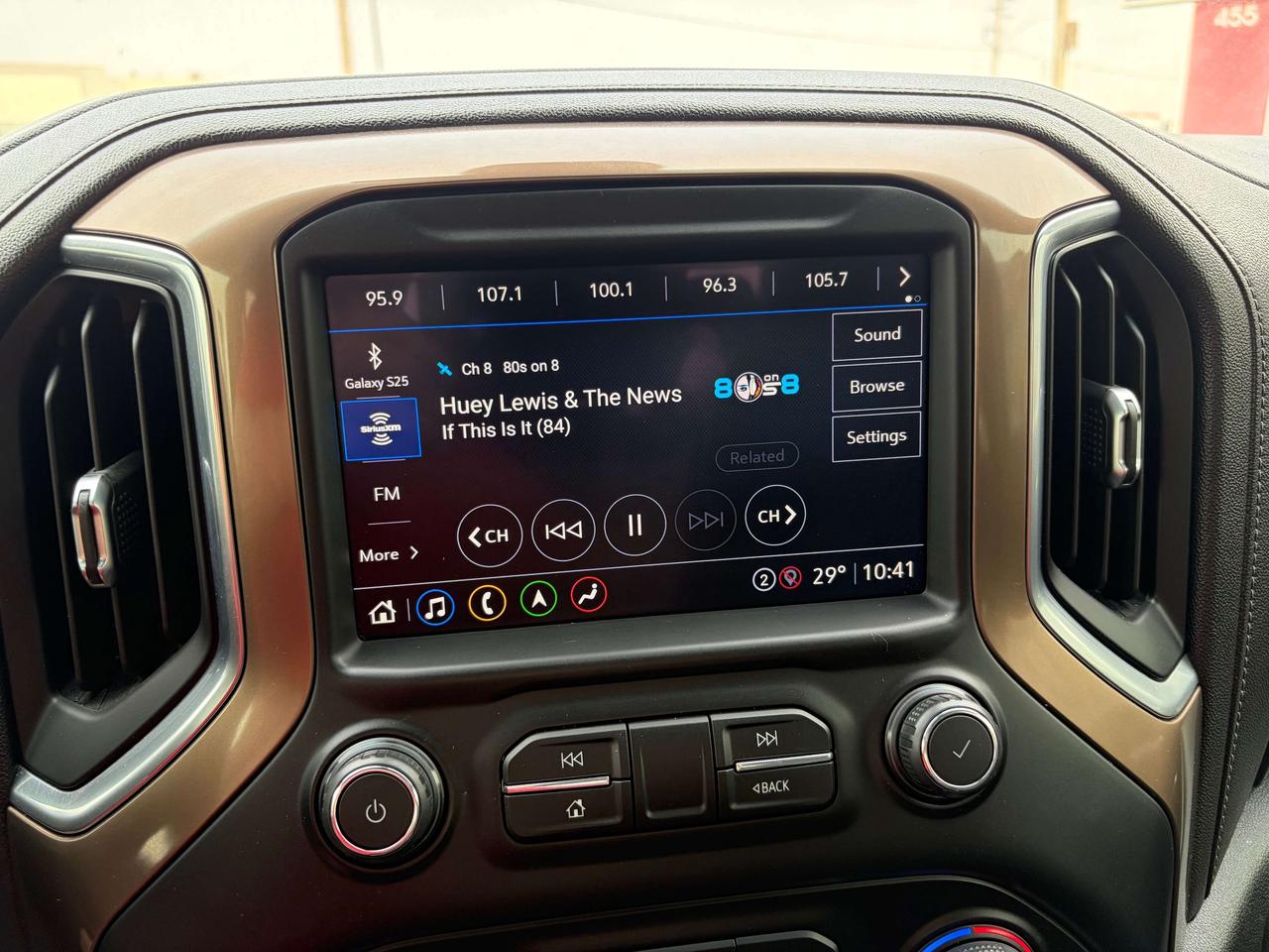 2021 Chevrolet Silverado 1500 High Country 5.3L  4x4  CALL NAPANEE  613-354-2100 Photo