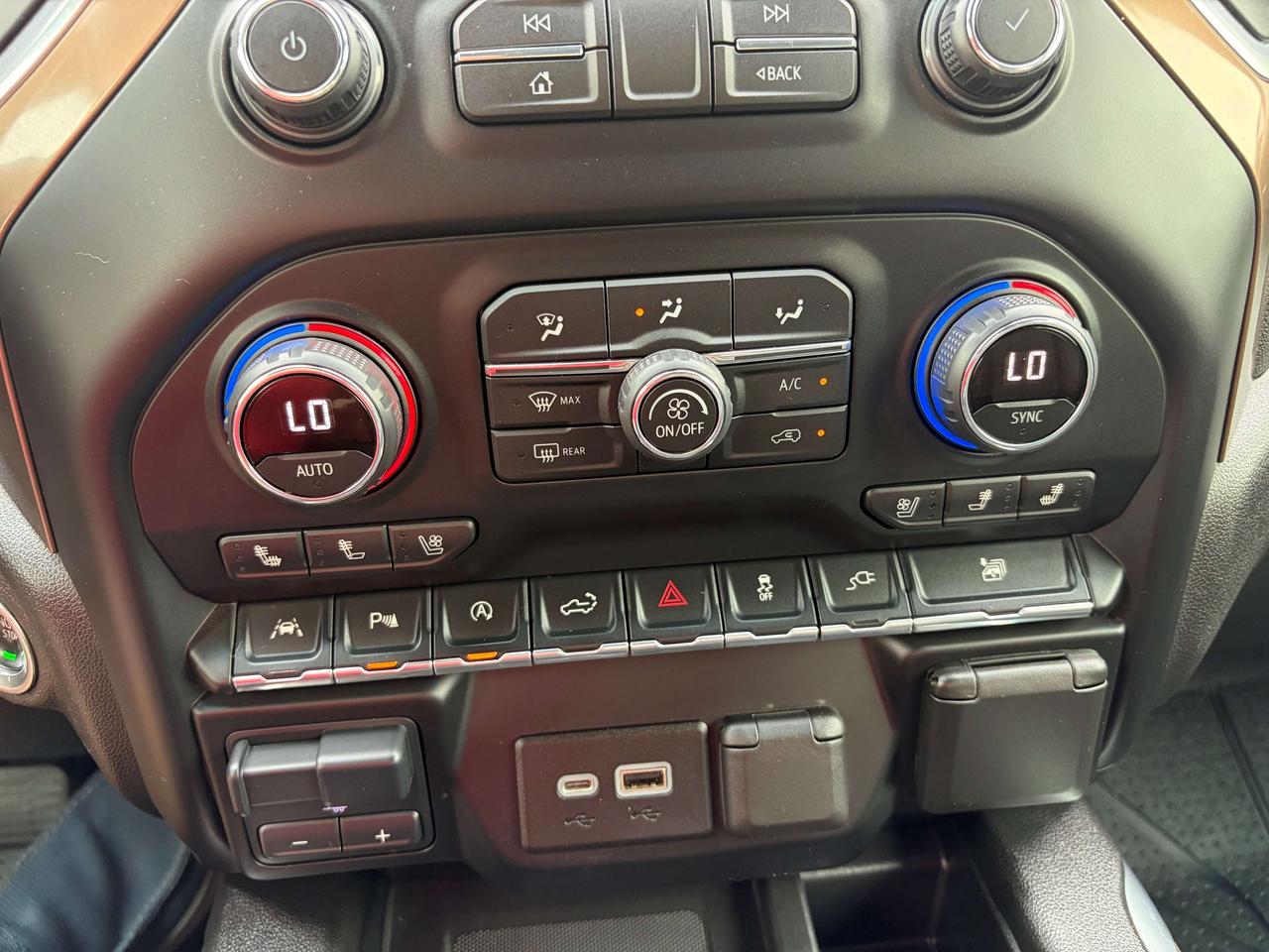 2021 Chevrolet Silverado 1500 High Country 5.3L  4x4  CALL NAPANEE  613-354-2100 Photo