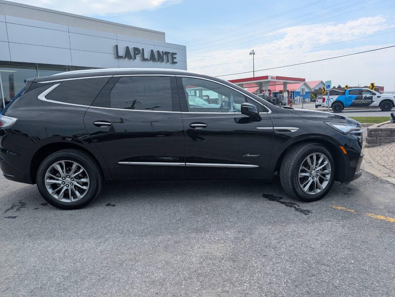 2024 Buick Enclave Avenir AWD Photo2