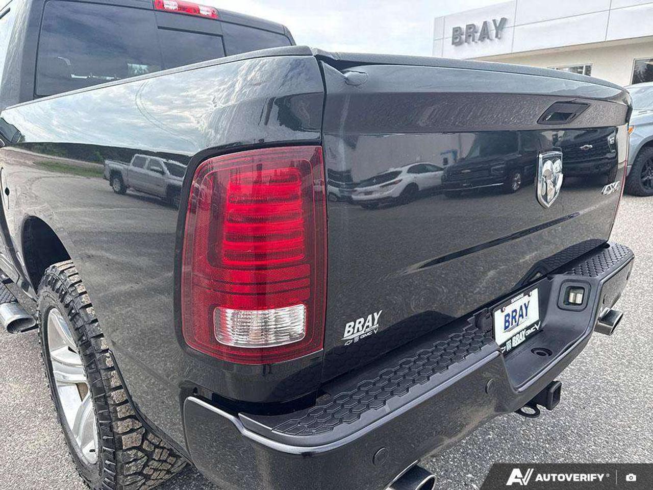 2015 RAM 1500 RUNNING BOARDS. SPRAY IN BEDLINER. TOW PKG. CERTIFIED. Photo