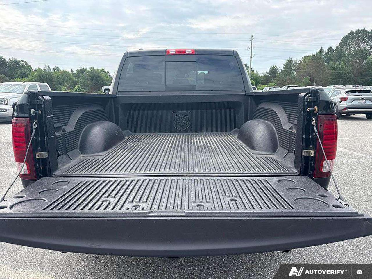 2015 RAM 1500 RUNNING BOARDS. SPRAY IN BEDLINER. TOW PKG. CERTIFIED. Photo