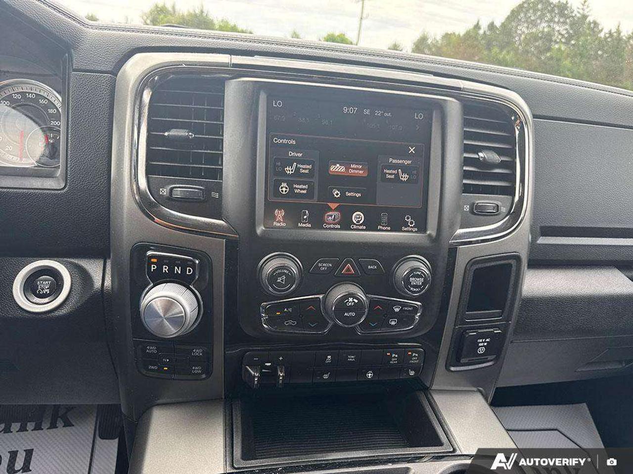 2015 RAM 1500 RUNNING BOARDS. SPRAY IN BEDLINER. TOW PKG. CERTIFIED. Photo