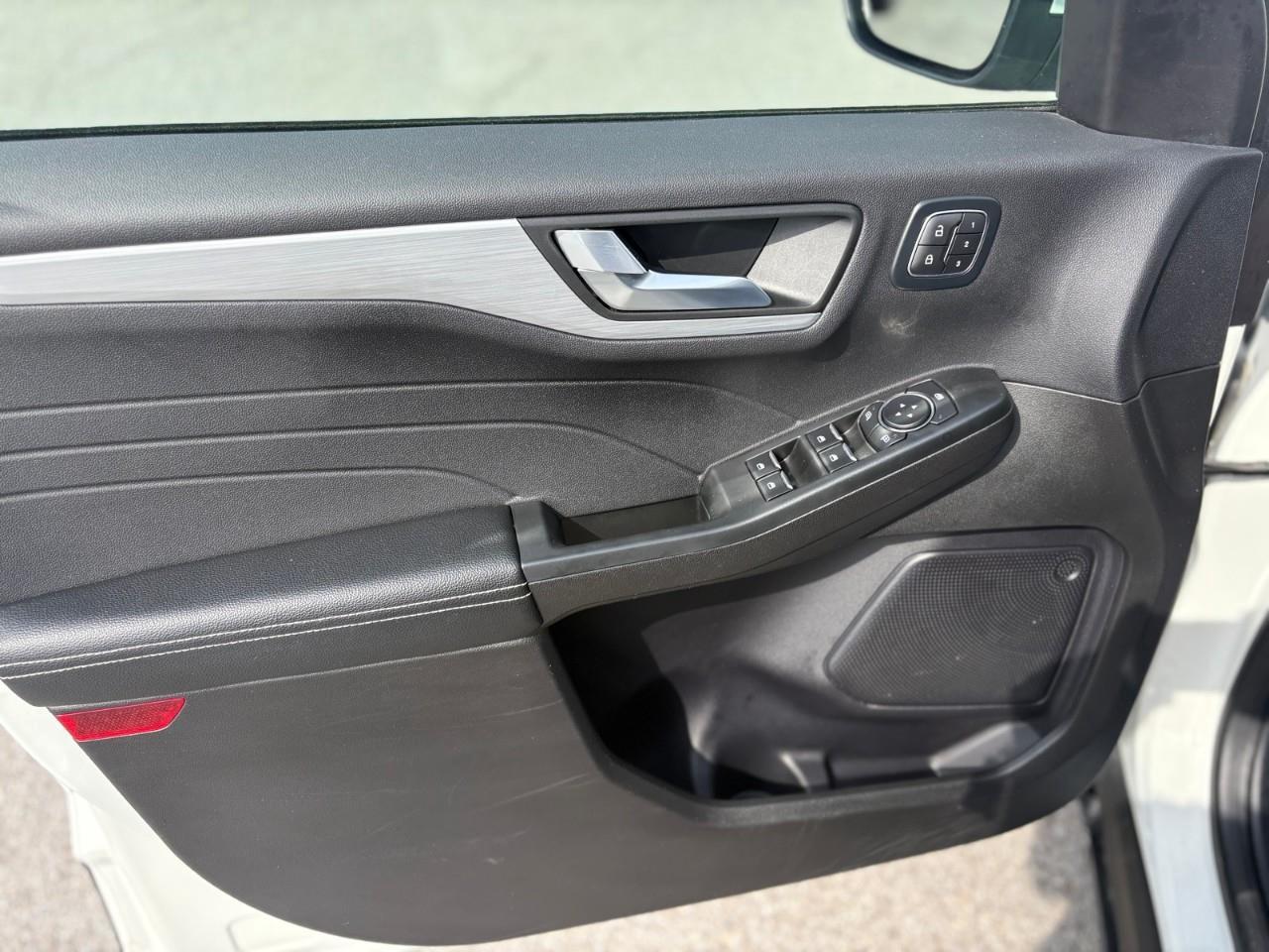 2024 Ford Escape Platinum 4dr All-Wheel Drive Photo4