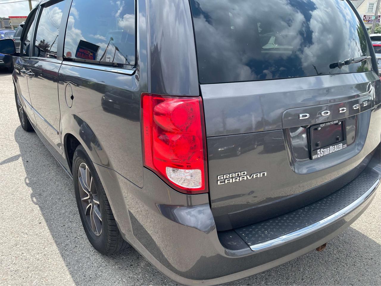 2017 Dodge Grand Caravan LEATHER REAR CAM CLEAN WE FINANCE ALL CREDIT Photo