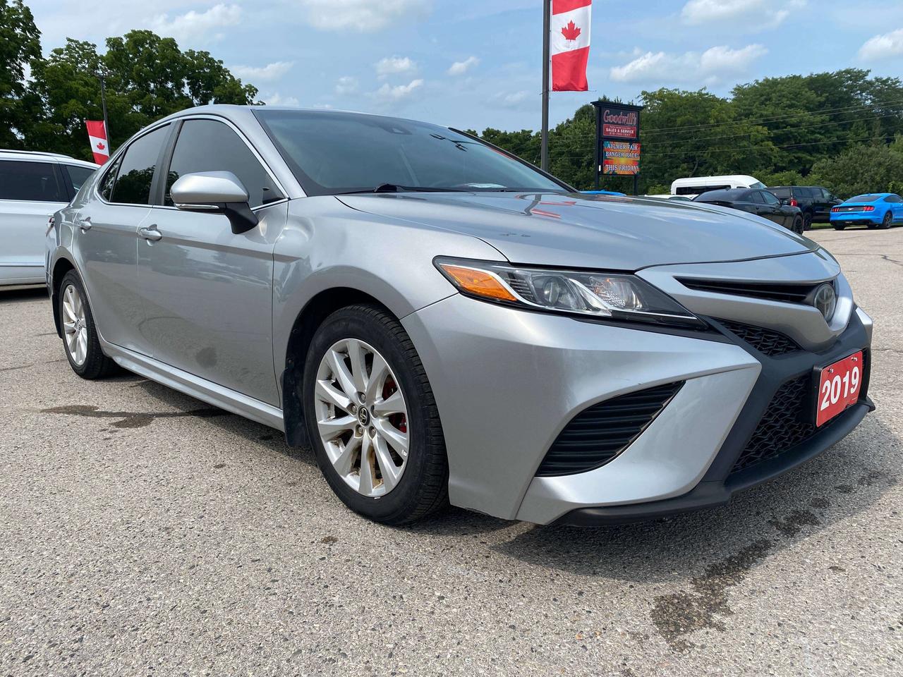 2019 Toyota Camry SE, HEATED LEATHER, BACK UP CAMERA, CARPLAY! Photo