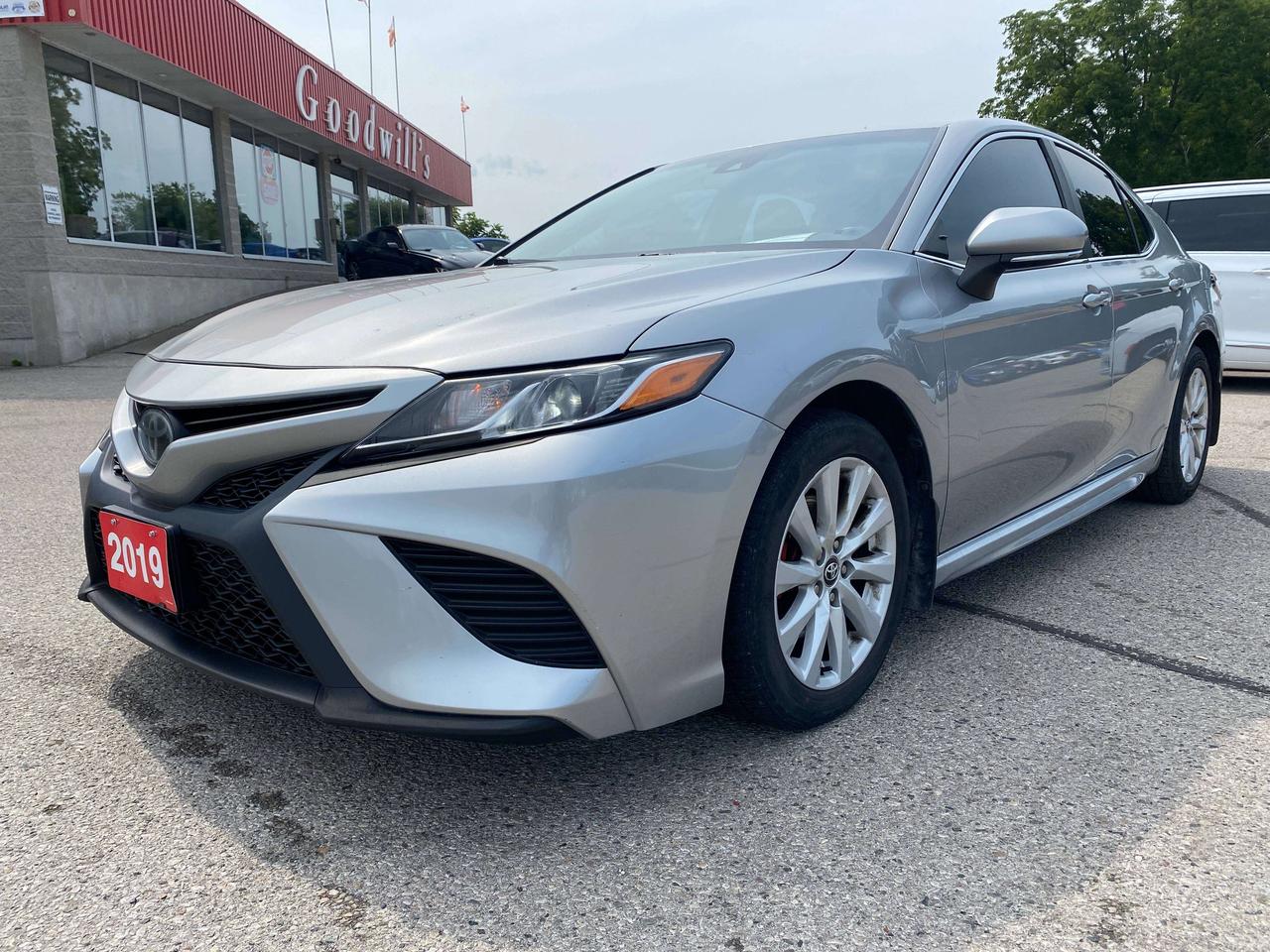 2019 Toyota Camry SE, HEATED LEATHER, BACK UP CAMERA, CARPLAY! Photo3