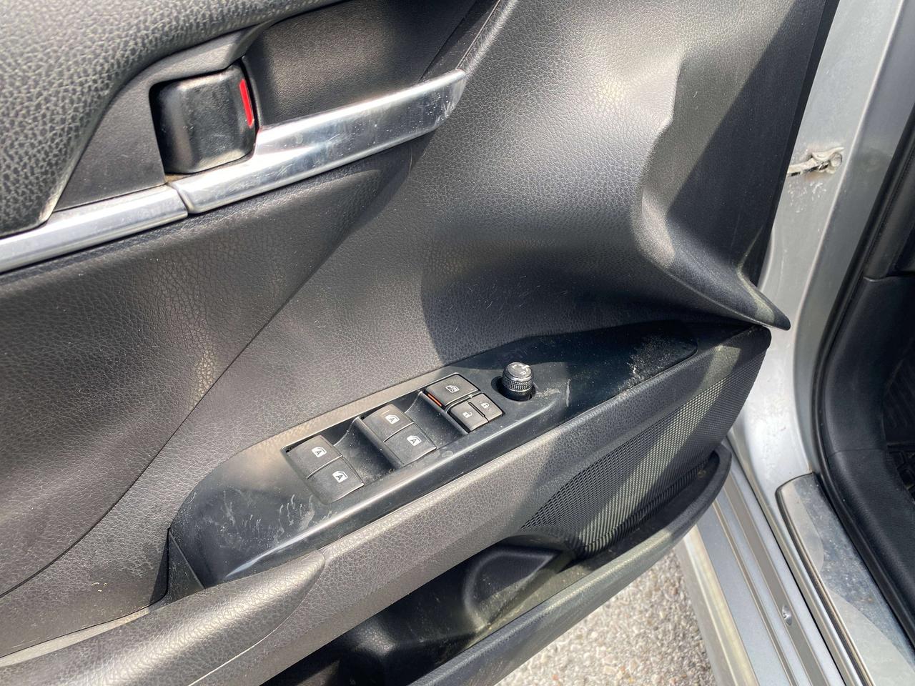 2019 Toyota Camry SE, HEATED LEATHER, BACK UP CAMERA, CARPLAY! Photo