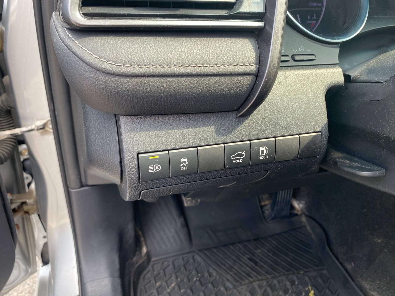 2019 Toyota Camry SE, HEATED LEATHER, BACK UP CAMERA, CARPLAY! Photo