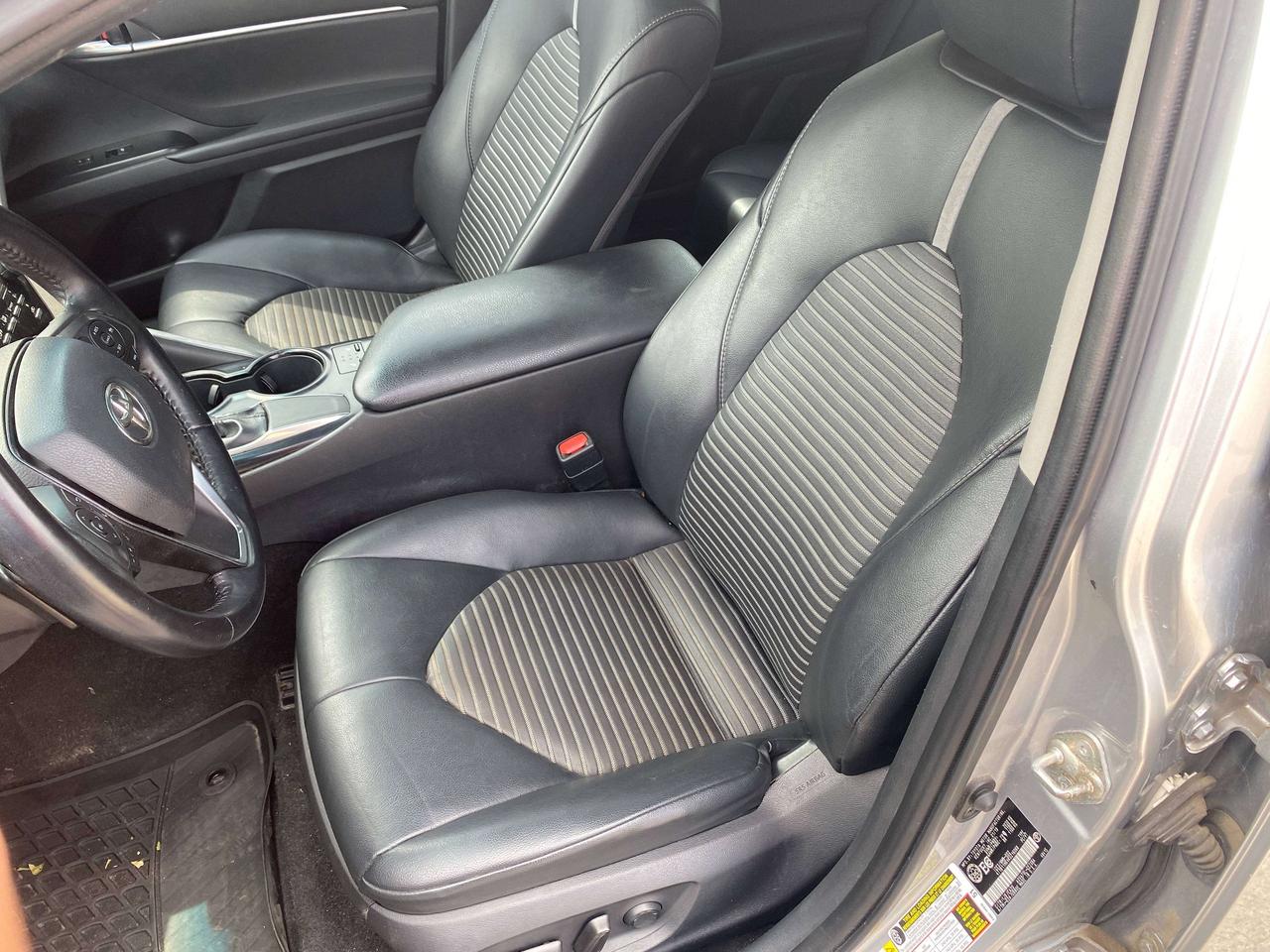 2019 Toyota Camry SE, HEATED LEATHER, BACK UP CAMERA, CARPLAY! Photo