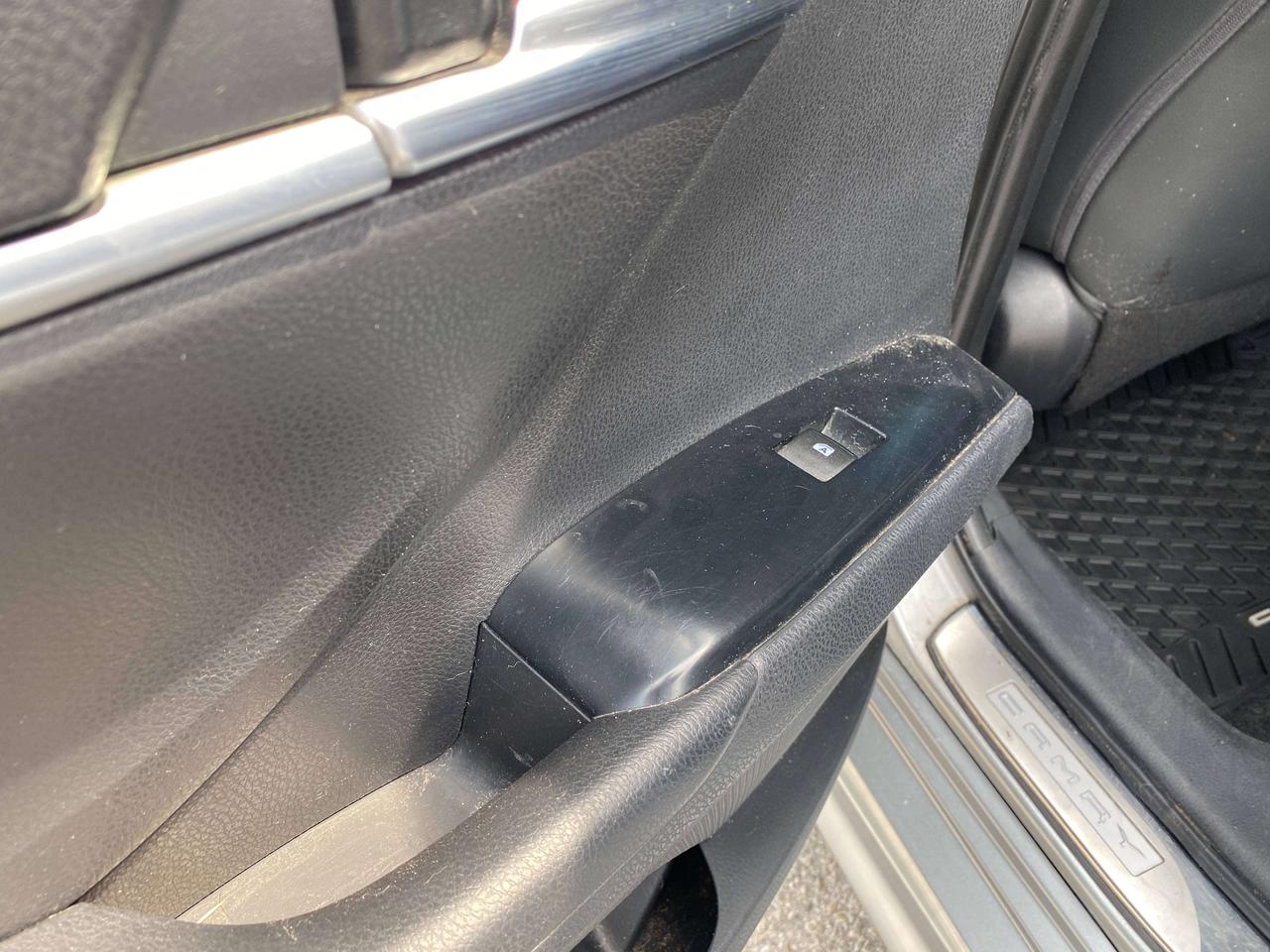 2019 Toyota Camry SE, HEATED LEATHER, BACK UP CAMERA, CARPLAY! Photo