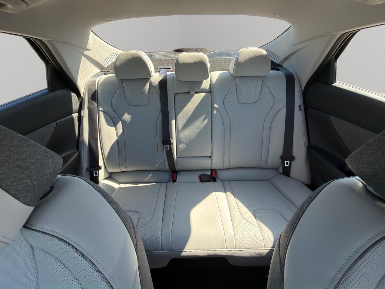 2026 Hyundai Elantra Hybrid Luxury Photo
