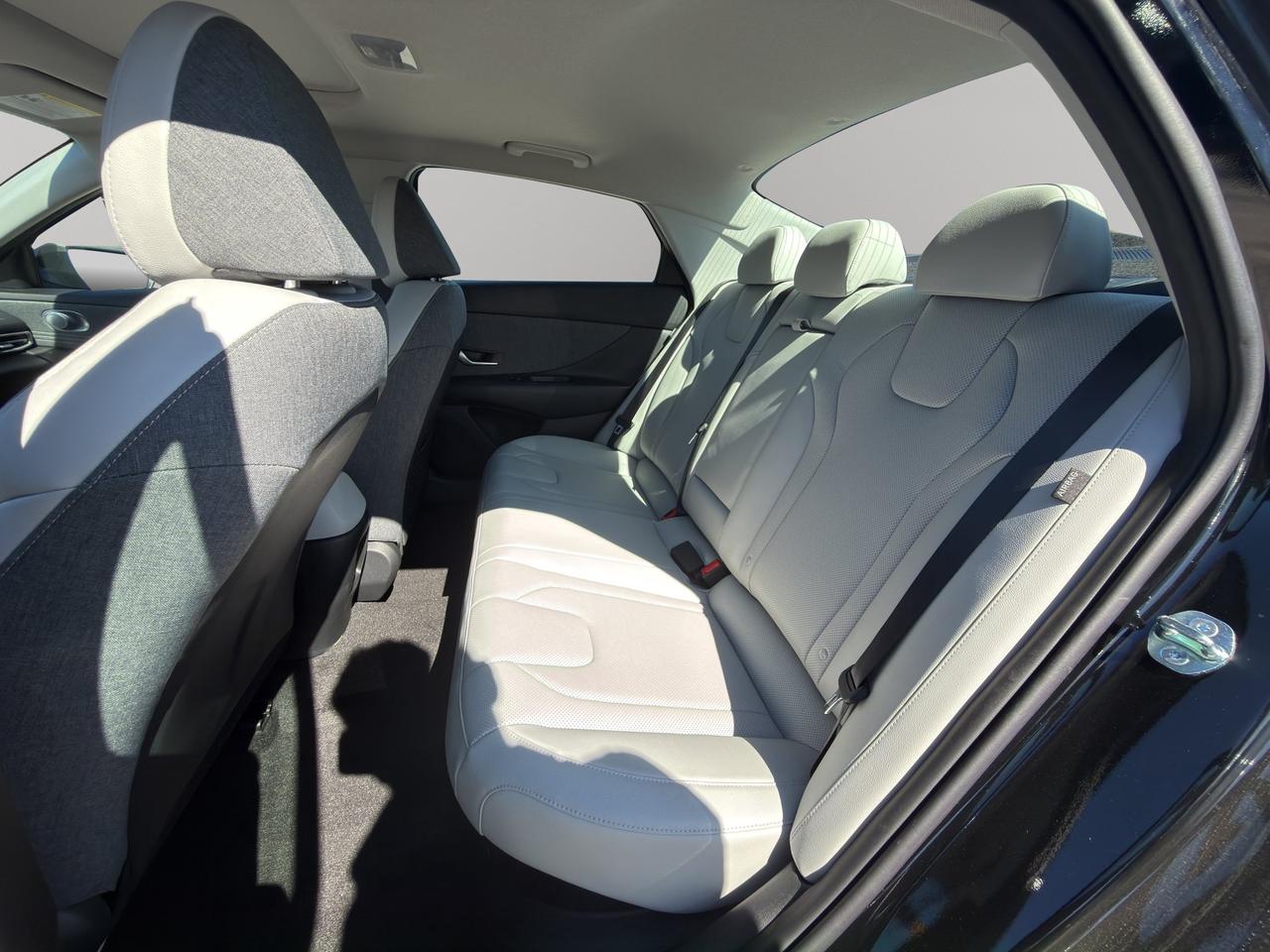2026 Hyundai Elantra Hybrid Luxury Photo