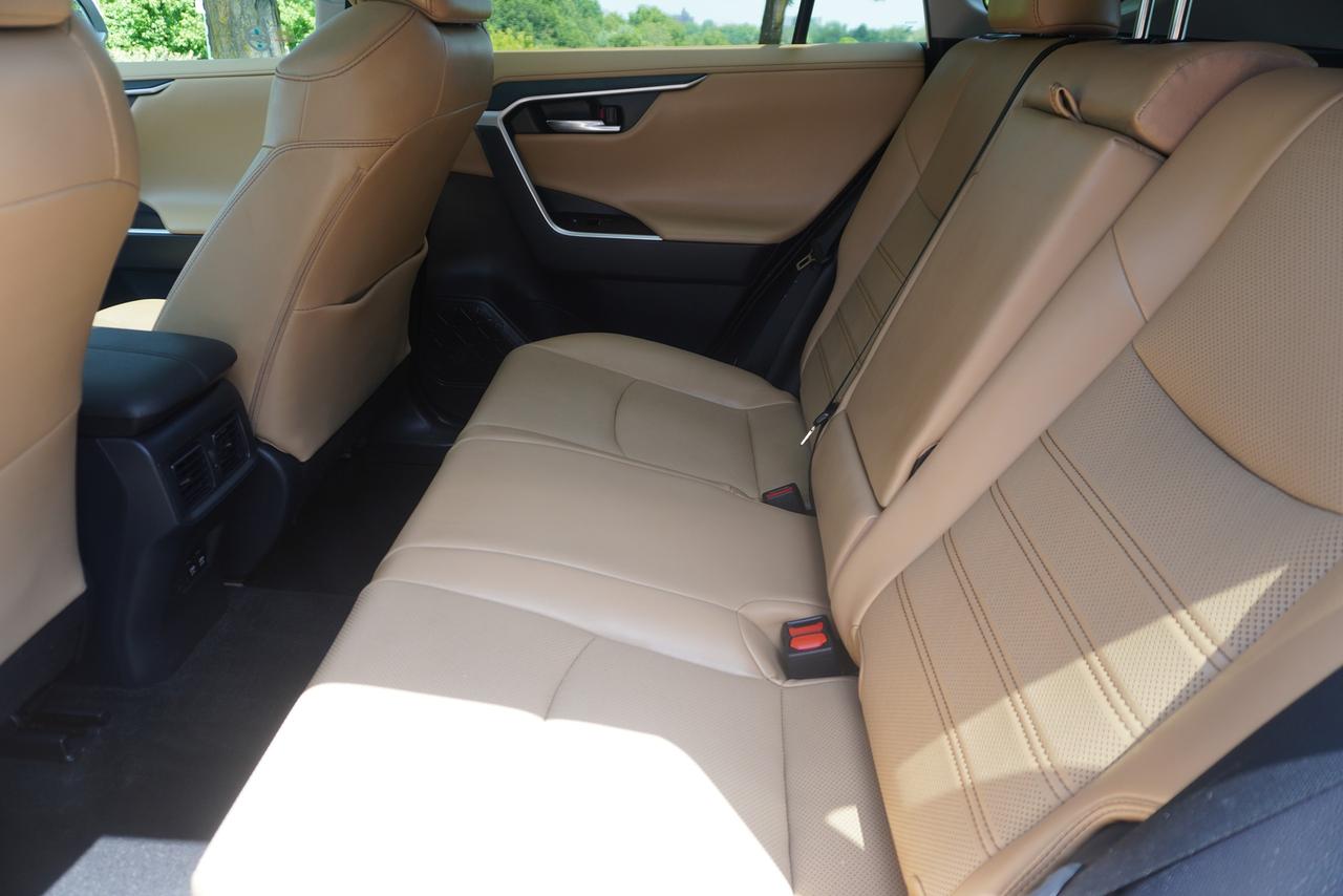 2019 Toyota RAV4 HYBRID / 1 OWNER / NO ACCIDENTS / LIMITED TRIM Photo