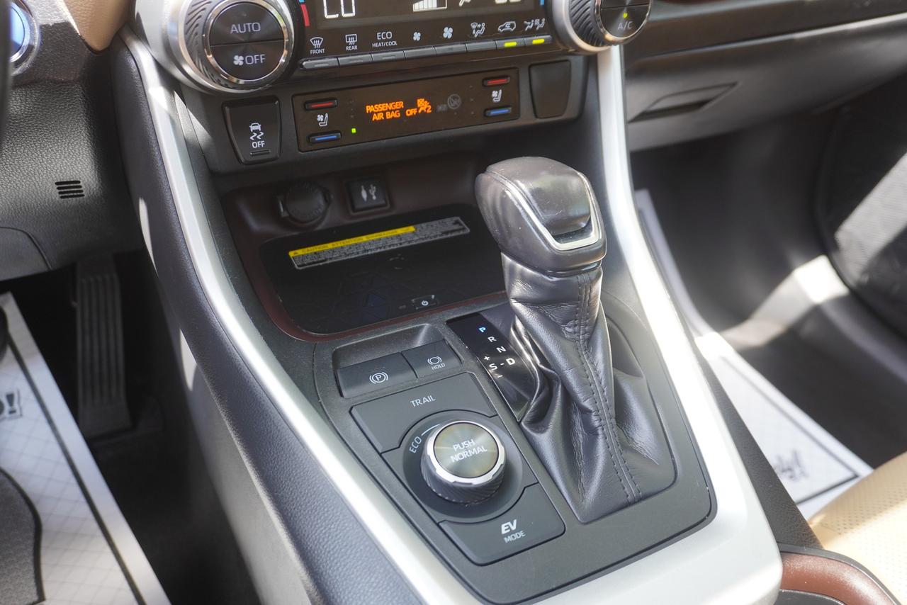 2019 Toyota RAV4 HYBRID / 1 OWNER / NO ACCIDENTS / LIMITED TRIM Photo