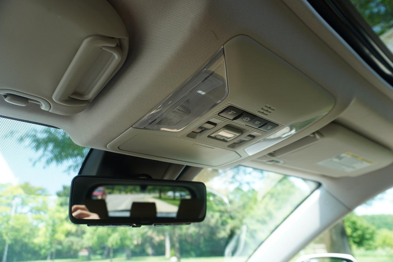 2019 Toyota RAV4 HYBRID / 1 OWNER / NO ACCIDENTS / LIMITED TRIM Photo