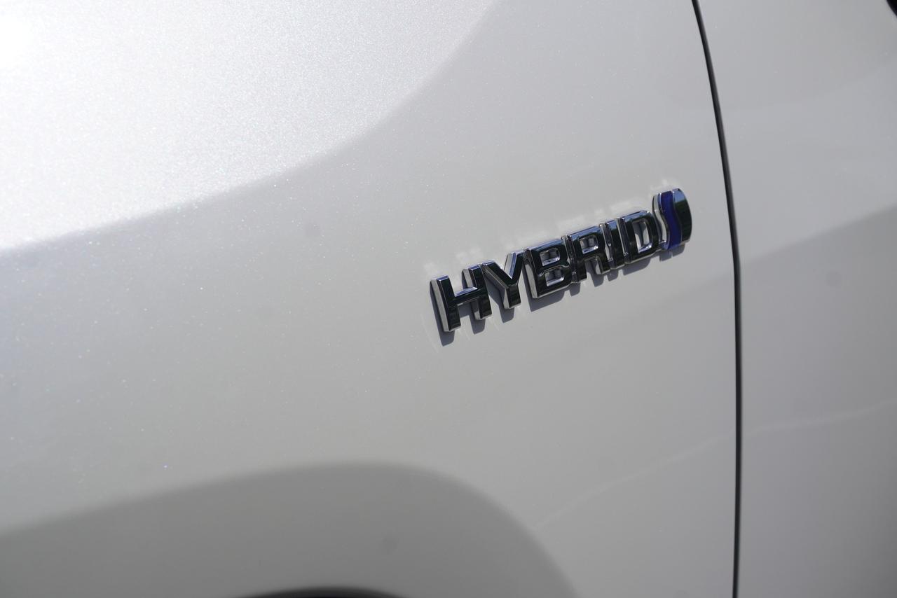 2019 Toyota RAV4 HYBRID / 1 OWNER / NO ACCIDENTS / LIMITED TRIM Photo
