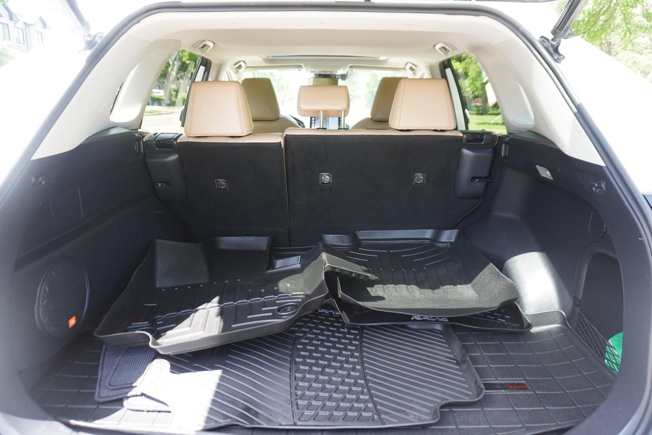 2019 Toyota RAV4 HYBRID / 1 OWNER / NO ACCIDENTS / LIMITED TRIM Photo