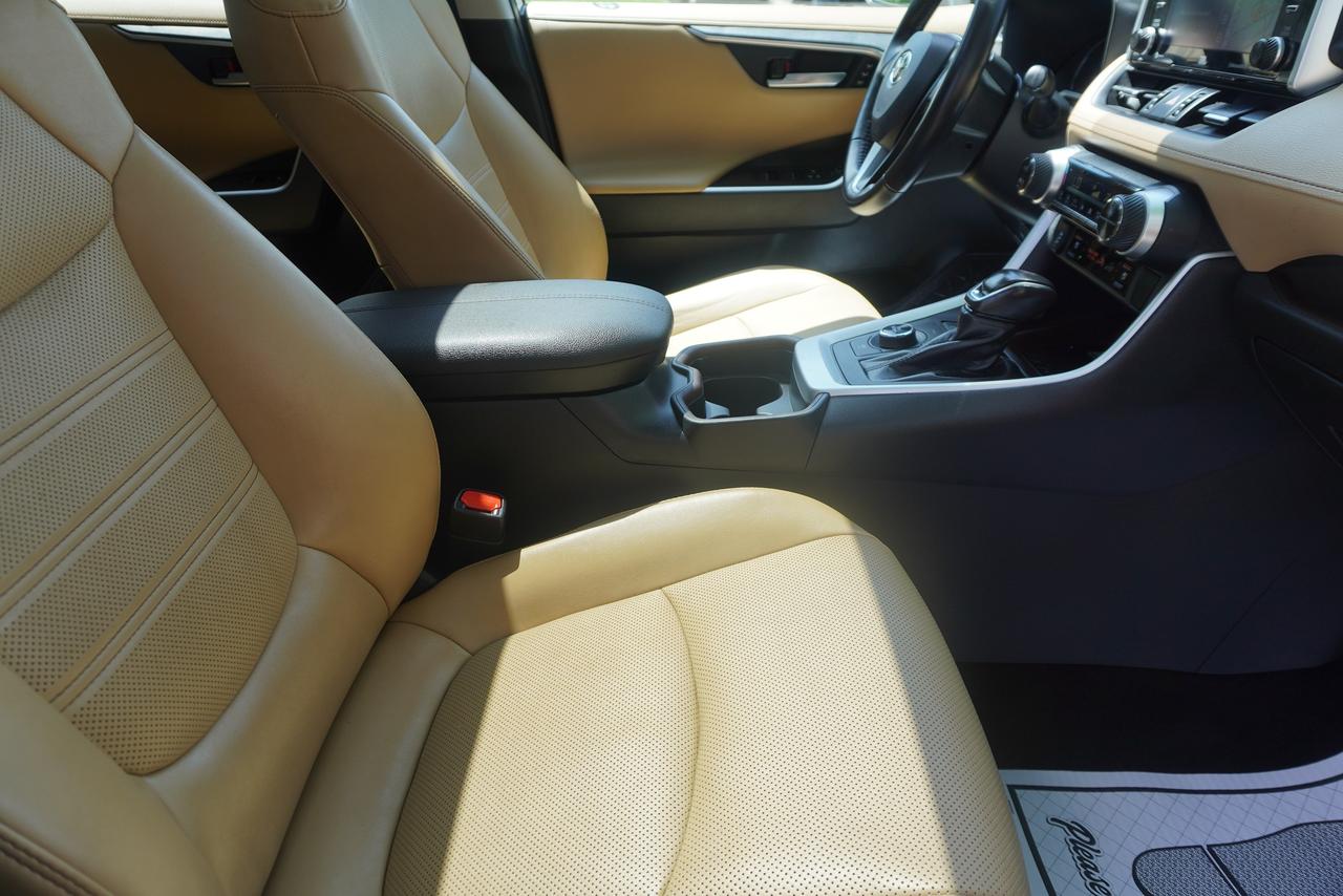 2019 Toyota RAV4 HYBRID / 1 OWNER / NO ACCIDENTS / LIMITED TRIM Photo