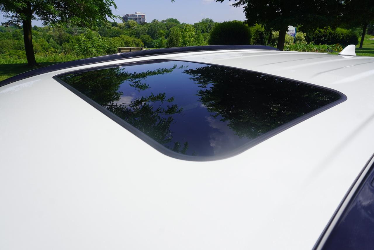 2019 Toyota RAV4 HYBRID / 1 OWNER / NO ACCIDENTS / LIMITED TRIM Photo