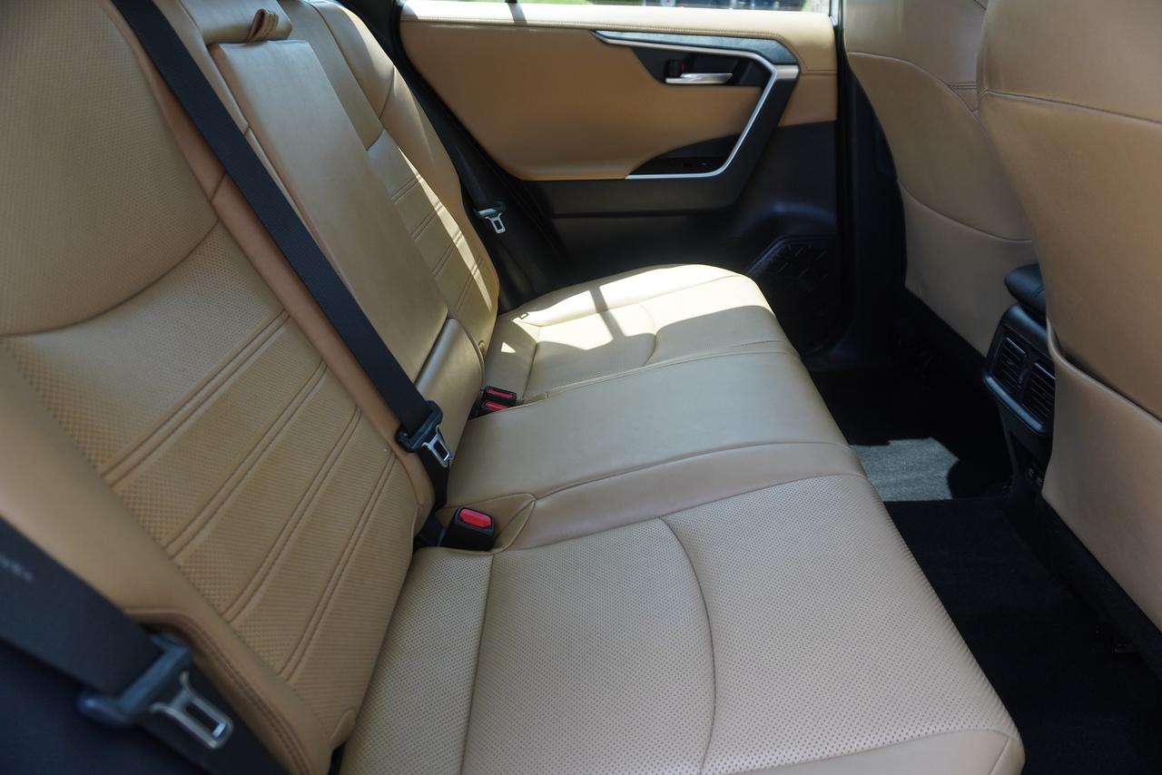 2019 Toyota RAV4 HYBRID / 1 OWNER / NO ACCIDENTS / LIMITED TRIM Photo