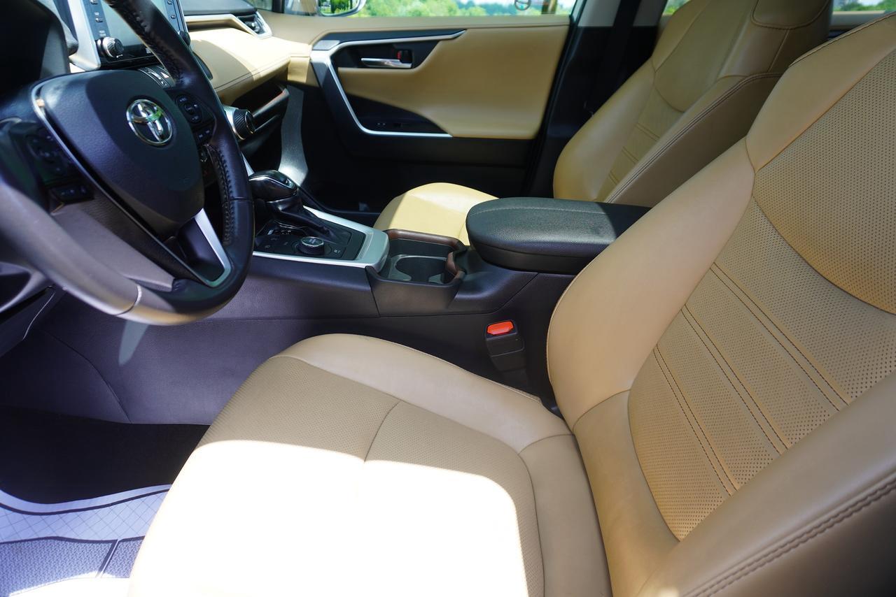 2019 Toyota RAV4 HYBRID / 1 OWNER / NO ACCIDENTS / LIMITED TRIM Photo
