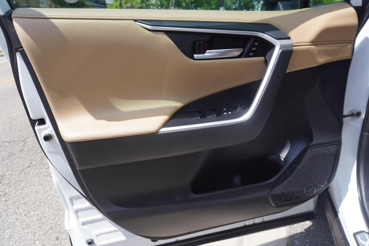 2019 Toyota RAV4 HYBRID / 1 OWNER / NO ACCIDENTS / LIMITED TRIM Photo