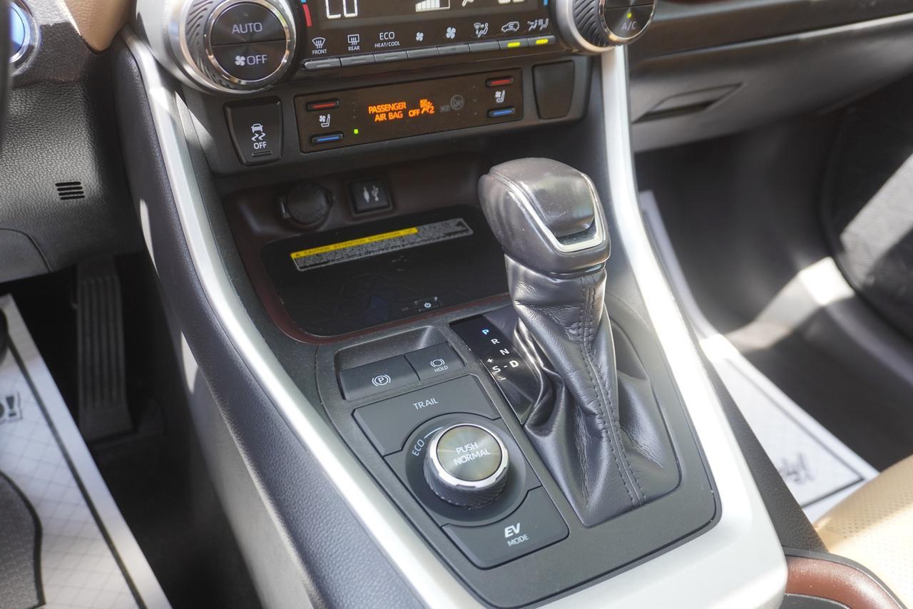 2019 Toyota RAV4 HYBRID / 1 OWNER / NO ACCIDENTS / LIMITED TRIM Photo