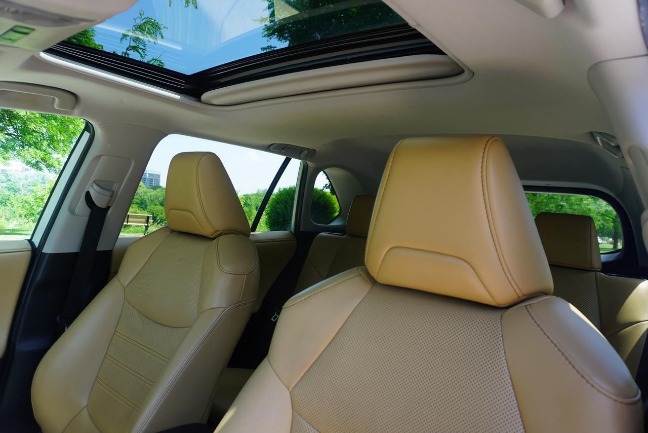 2019 Toyota RAV4 HYBRID / 1 OWNER / NO ACCIDENTS / LIMITED TRIM Photo
