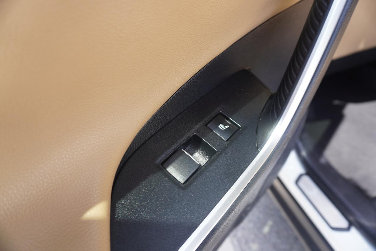 2019 Toyota RAV4 HYBRID / 1 OWNER / NO ACCIDENTS / LIMITED TRIM Photo