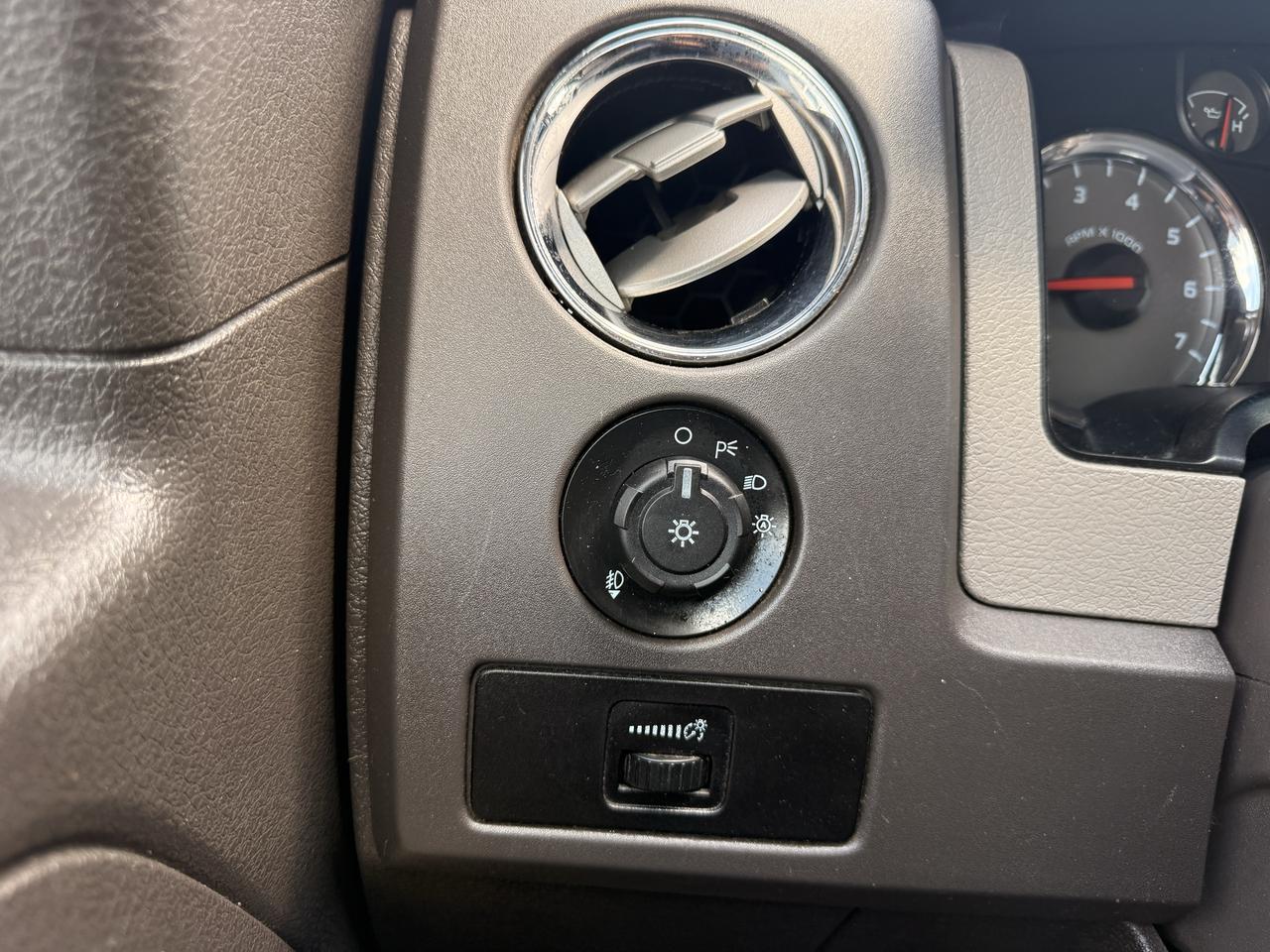 2010 Ford F-150 4WD SUPERCAB 163" XLT Photo