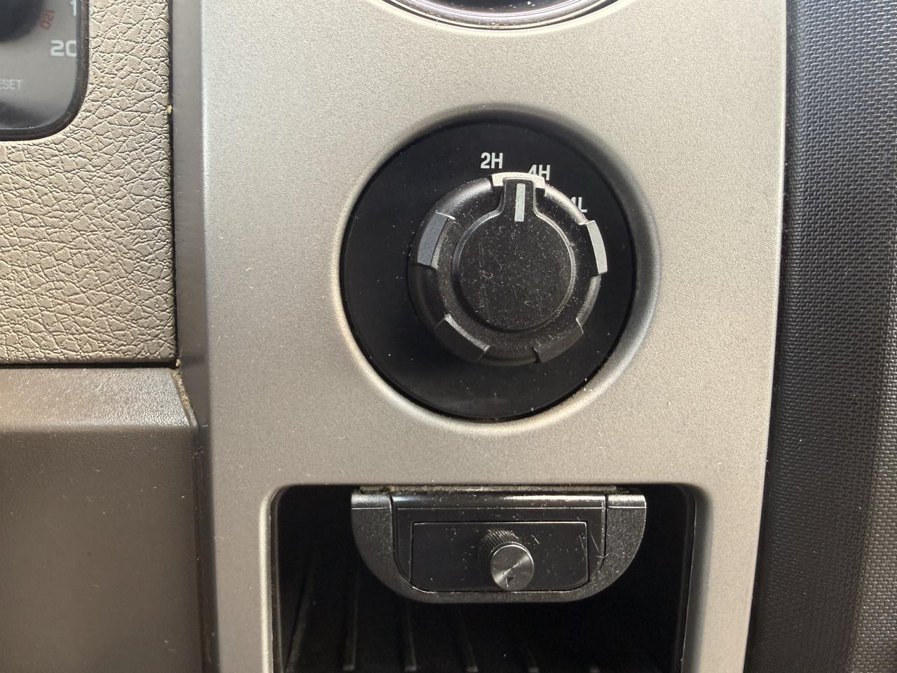 2010 Ford F-150 4WD SUPERCAB 163" XLT Photo