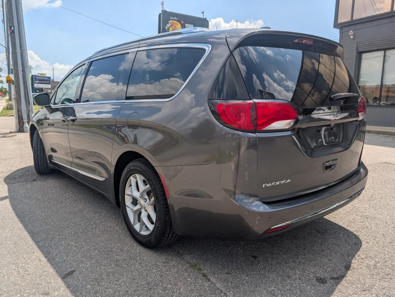 2018 Chrysler Pacifica TOURING L PLUS * PANORAMIC ROOF * NAVI * DVD'S * L Photo
