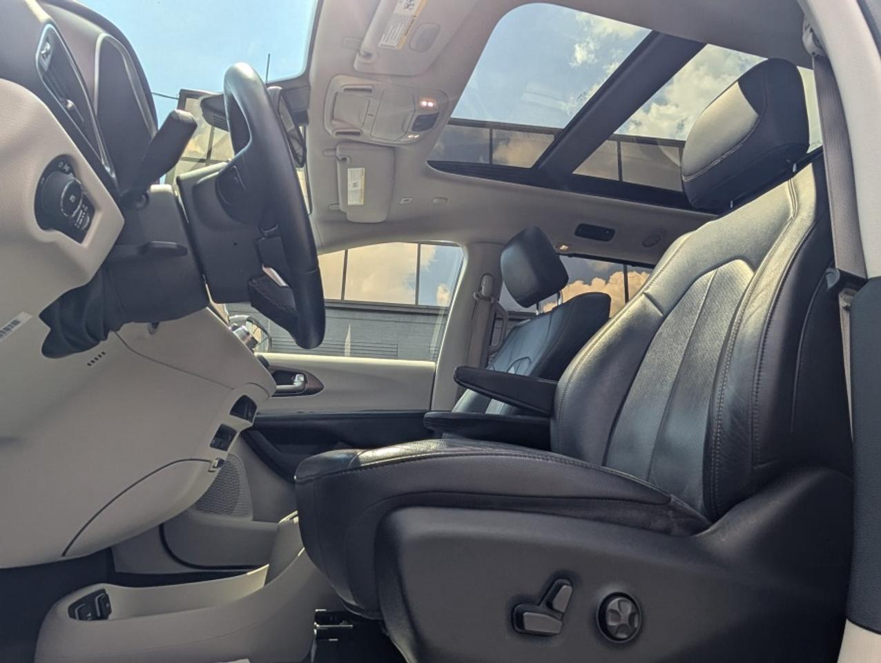 2018 Chrysler Pacifica TOURING L PLUS * PANORAMIC ROOF * NAVI * DVD'S * L - Photo #10