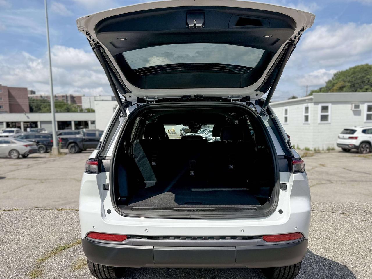 2026 Jeep Grand Cherokee ALTITUDE 4X4 Photo