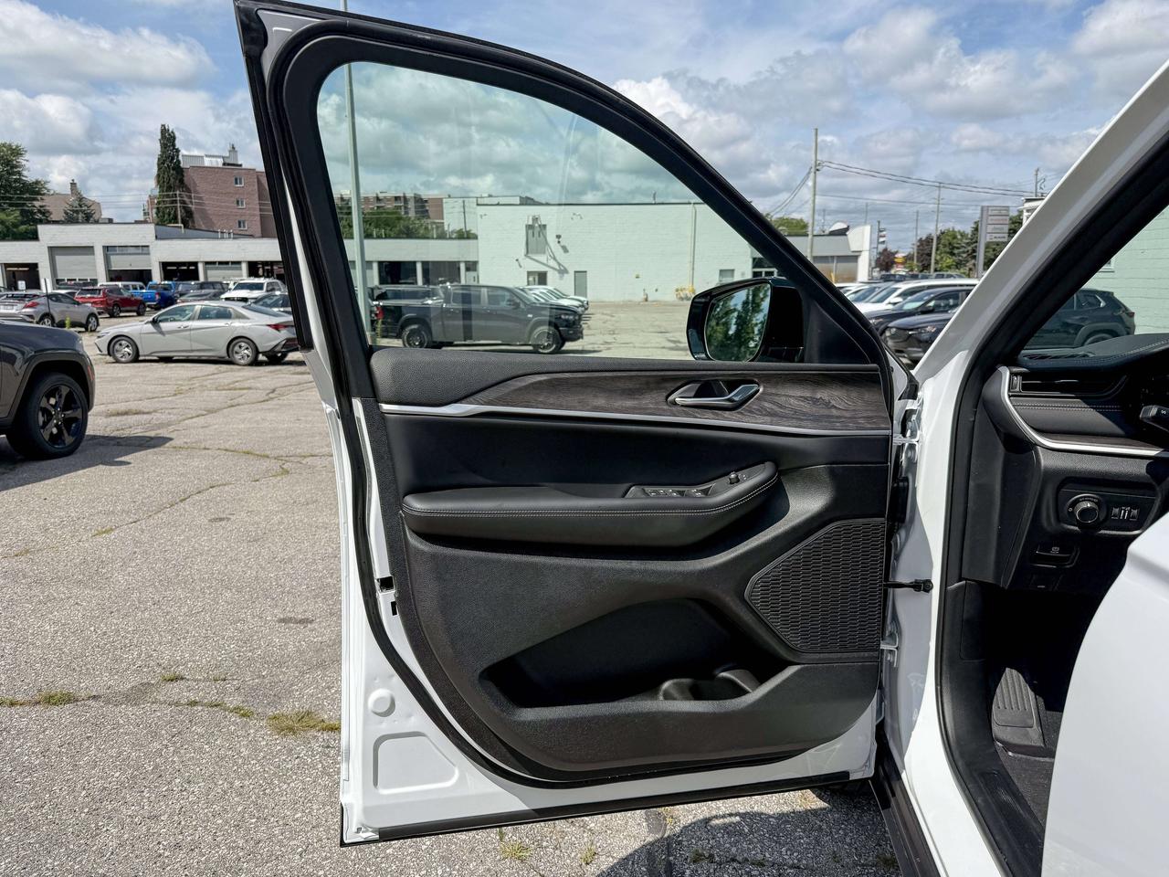 2026 Jeep Grand Cherokee ALTITUDE 4X4 Photo