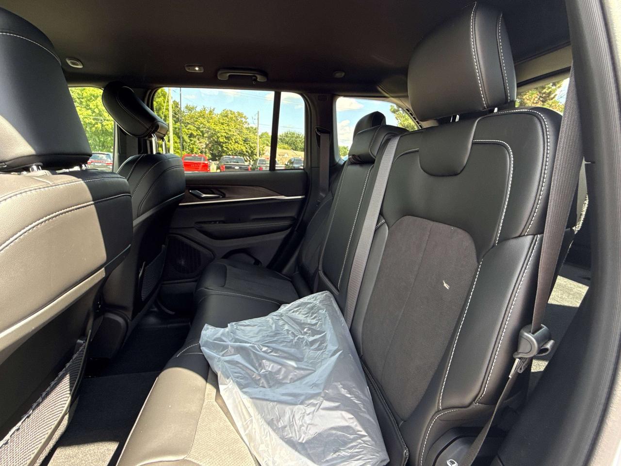 2026 Jeep Grand Cherokee ALTITUDE 4X4 Photo
