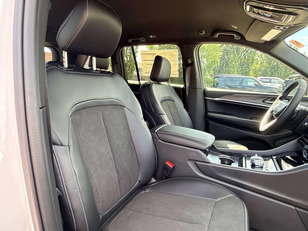 2026 Jeep Grand Cherokee ALTITUDE 4X4 Photo