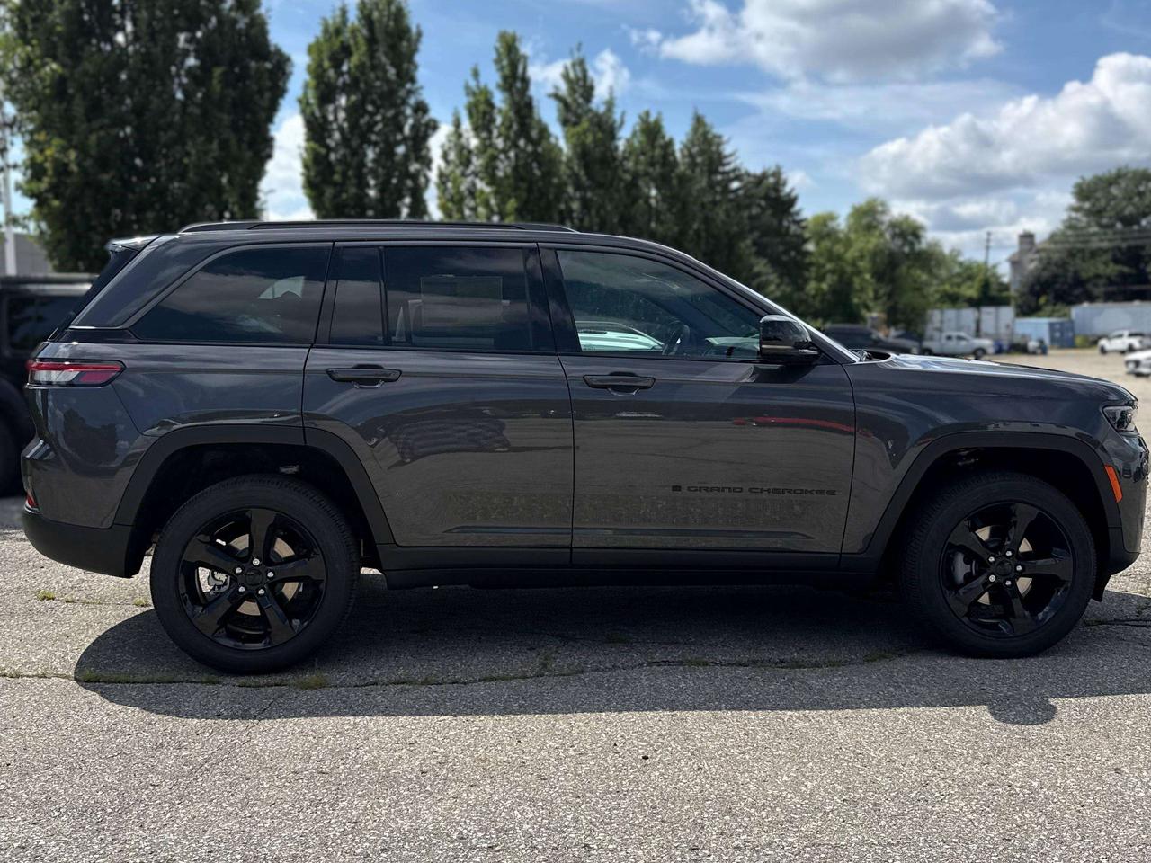 2026 Jeep Grand Cherokee ALTITUDE 4X4 Photo