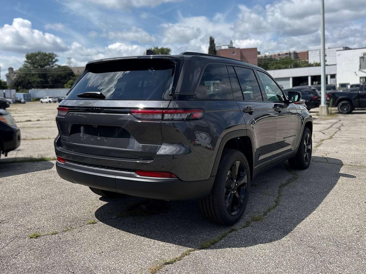 2026 Jeep Grand Cherokee ALTITUDE 4X4 Photo