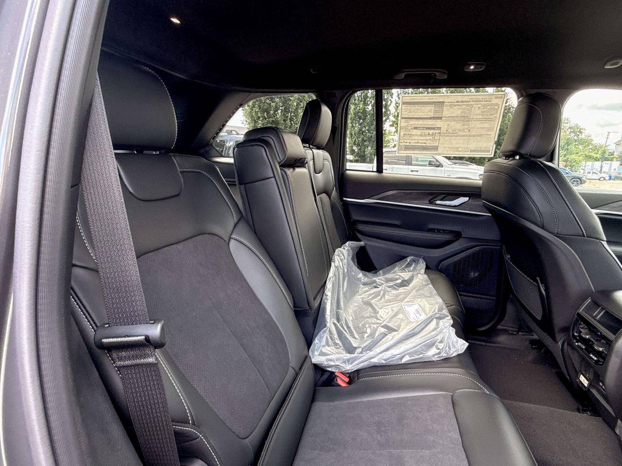 2026 Jeep Grand Cherokee ALTITUDE 4X4 Photo