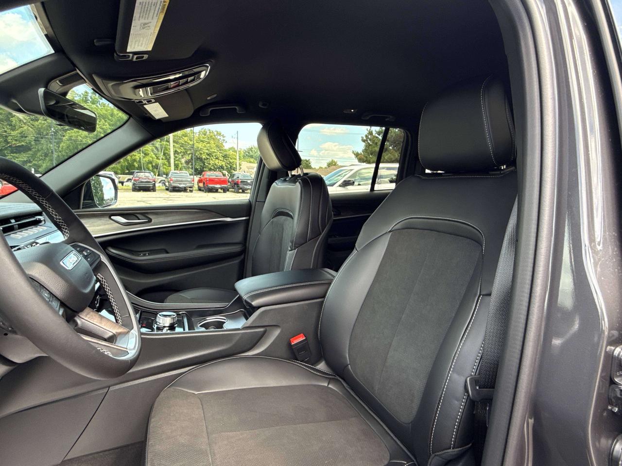 2026 Jeep Grand Cherokee ALTITUDE 4X4 Photo
