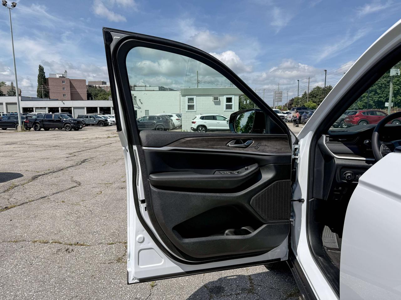 2026 Jeep Grand Cherokee LIMITED 4X4 Photo