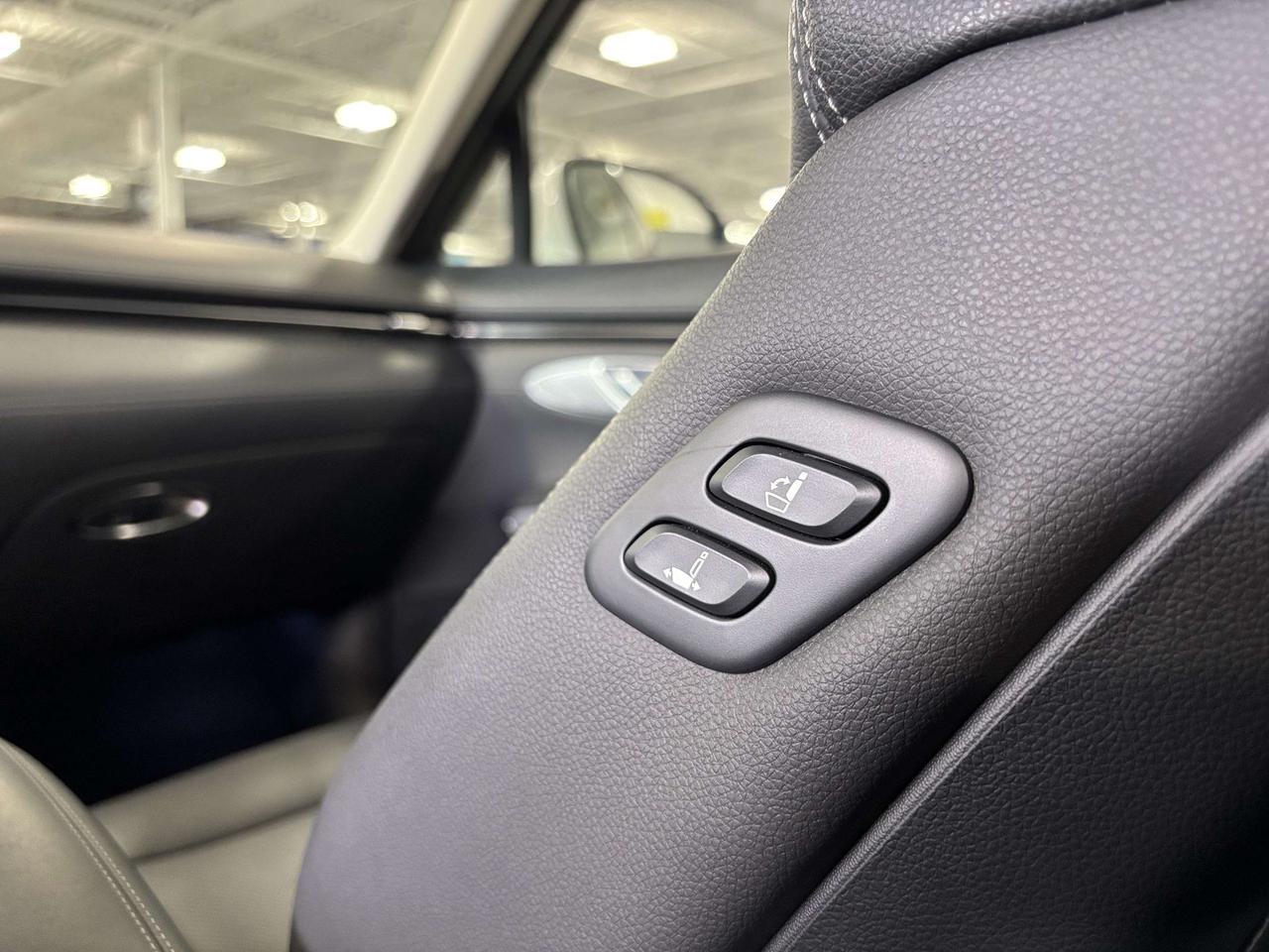 2025 Genesis GV70 2.5T Advanced|AWD|NAV|AMBIENT|LEATHER|PANO|TERRAIN Photo