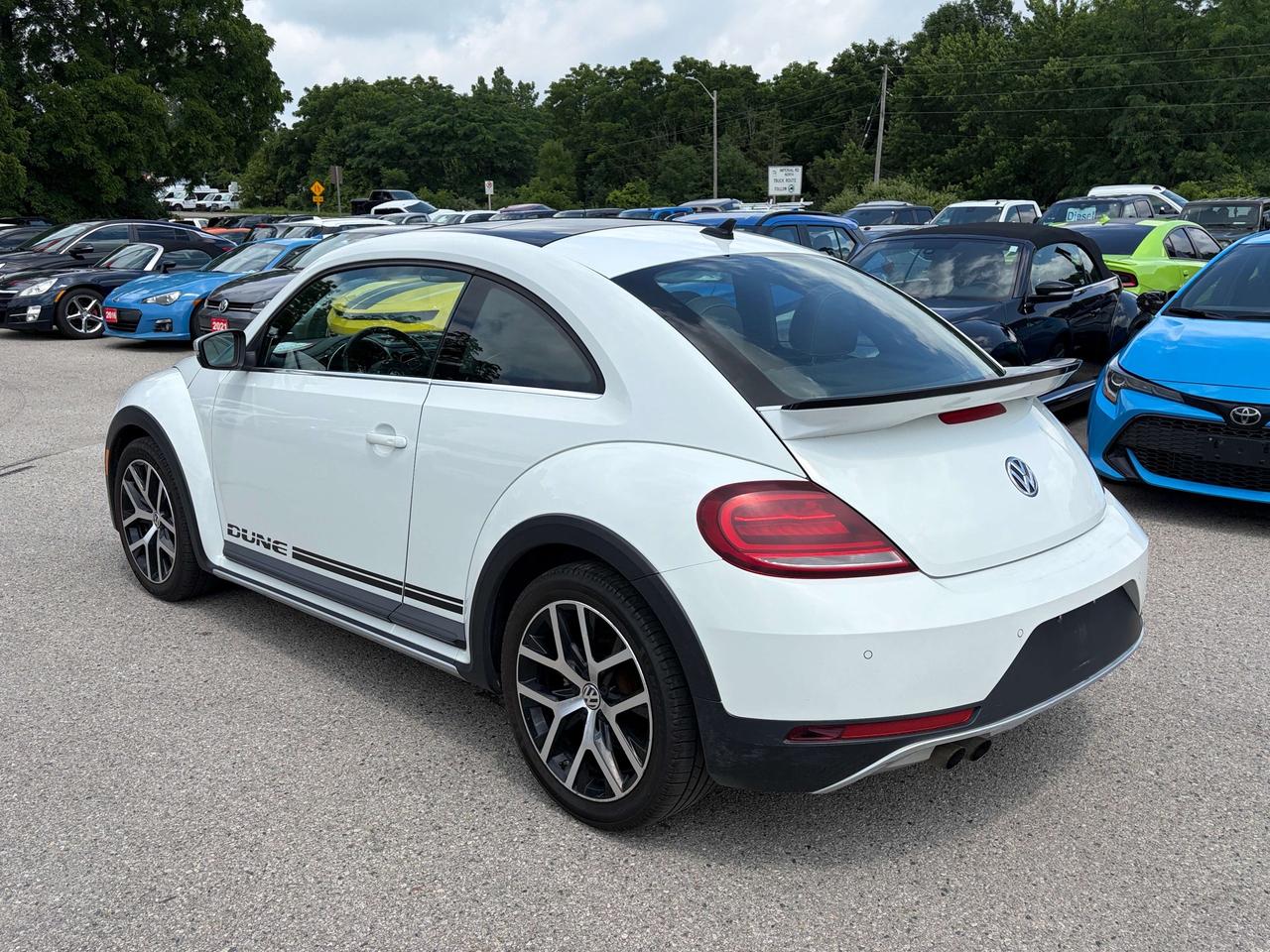 2017 Volkswagen Beetle DUNE, AUTO, CLEAN CARFAX, HEATED SEATS, SUNROOF! Photo