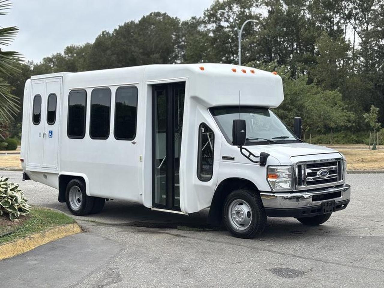 Used 2014 Ford E350 13-Passenger Bus with Braun Wheelchair Lift for sale in Burnaby, BC