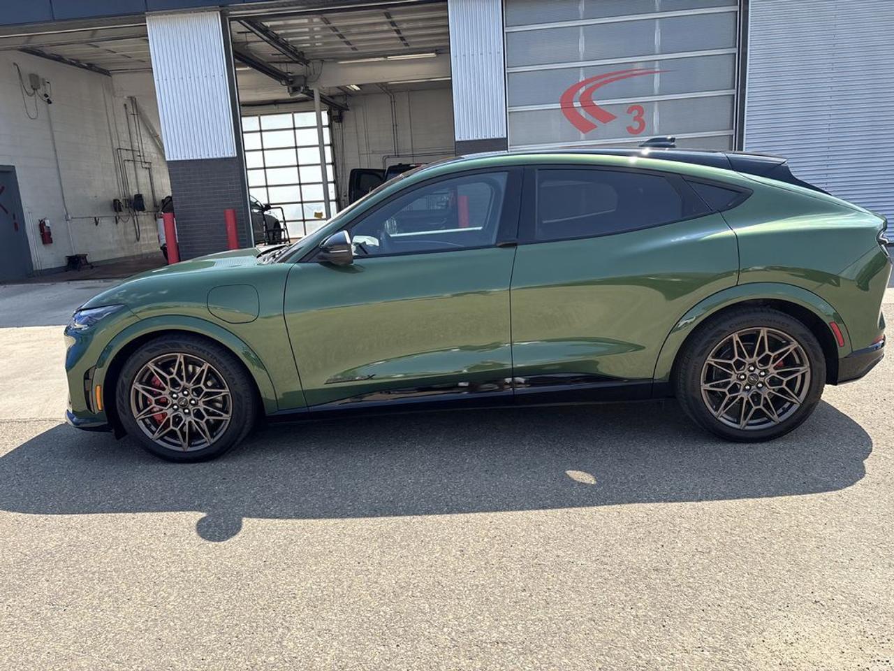 2025 Ford Mustang Mach-E GT Photo4